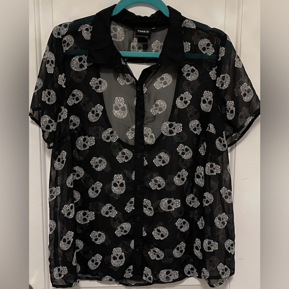 Torrid Sheer Skull Print Chiffon Blouse Short‎ Sleeve Button-Down XS/S Goth Emo - Picture 2 of 7